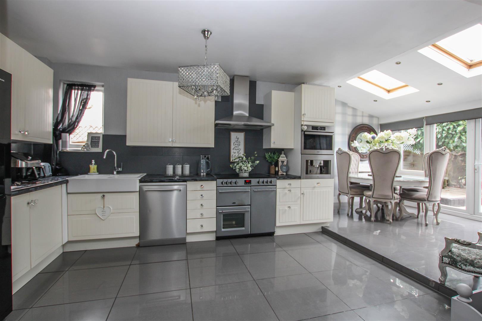 Western Avenue, Brentwood Keith Ashton